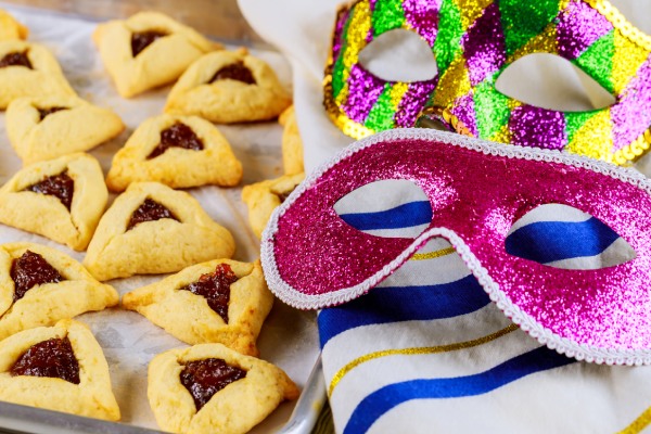 Biscoitos de goiaba ao lado de máscaras de Carnaval.